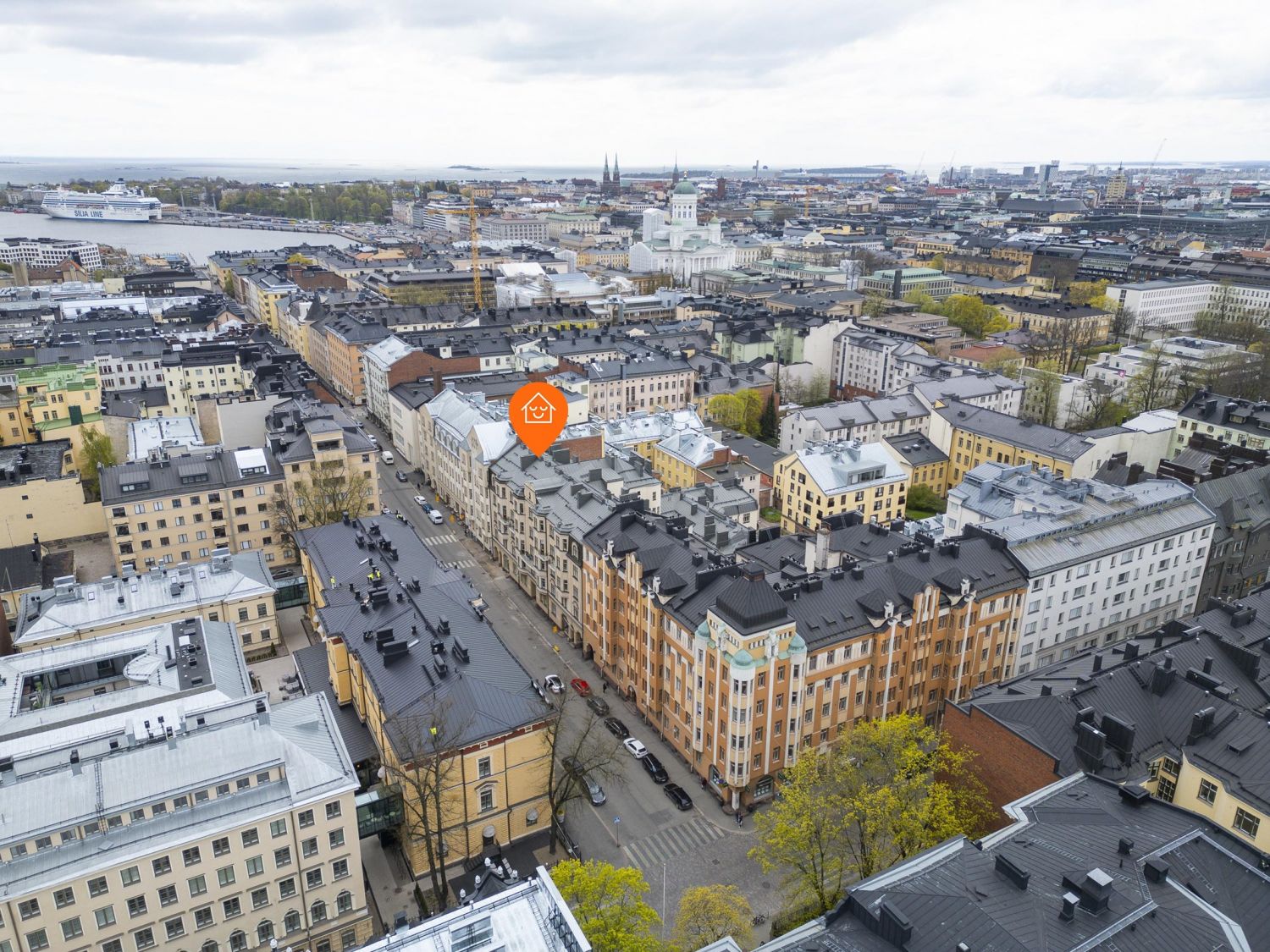 Keskeisellä paikalla Kuruunuhaassa pienvarastotila.Myynnissä autohalli/varasto huoneisto, sekä pienvarastotilan liiketoiminta.Tilassa ollut hyvä käyttöaste.Tilassa 76 pellitettyä pienvarasto komeroa, joiden pinta-alat pääosin 2 -5m².Lisäksi yksittäiset varastot: 1,5 m², 5,5 m², 8,9,10 ja 11 m²...