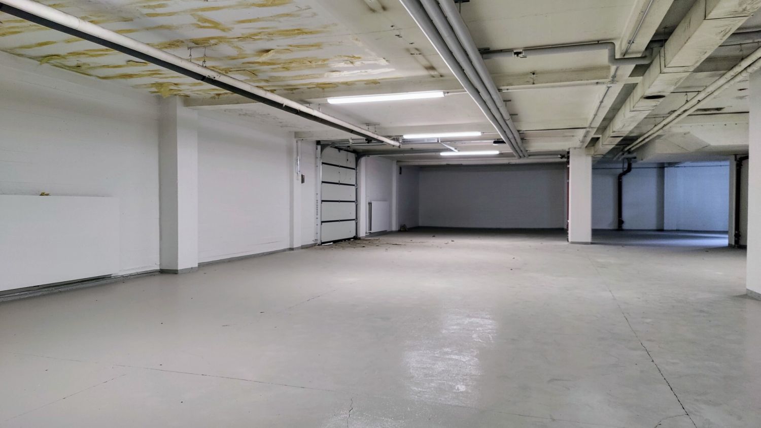 Vuokrataan edullisesti hyväkuntoinen noin 280 neliöinen autohalli asuinkerrostalon kellarissa. Erinomainen sijainti Lohjan keskustassa. Tilan pinnat ja valaisimet on pari vuotta sitten uusittu.Käyttötarkoitus ensisijaisesti ajoneuvojen säilytykseen tai tavaroiden varastotilaksi. Tilassa ei saa säi...