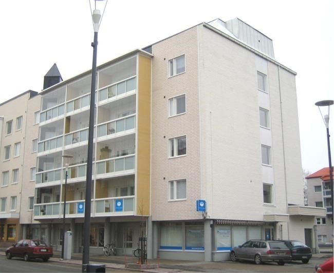 Myytävänä vuokrattu liiketila, varasto ja autohallipaikka Rovakadulta. Liiketila on 57 m², varasto 124,5 m² ja lisäksi mukana autohallipaikka. Kiinteistössä on kaukolämpö, vesikiertoinen lämmitys sekä koneellinen ilmanvaihto. Kaikki tilat ovat vuokrattuina, mikä takaa heti alkavan vuokratuoton. Vuot...