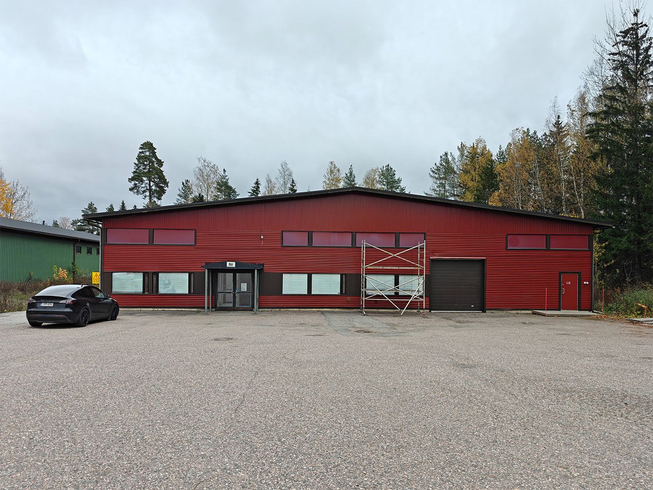 Vuokrataan hyvä myymälä- /hallitila Porvoon Tarmolassa!