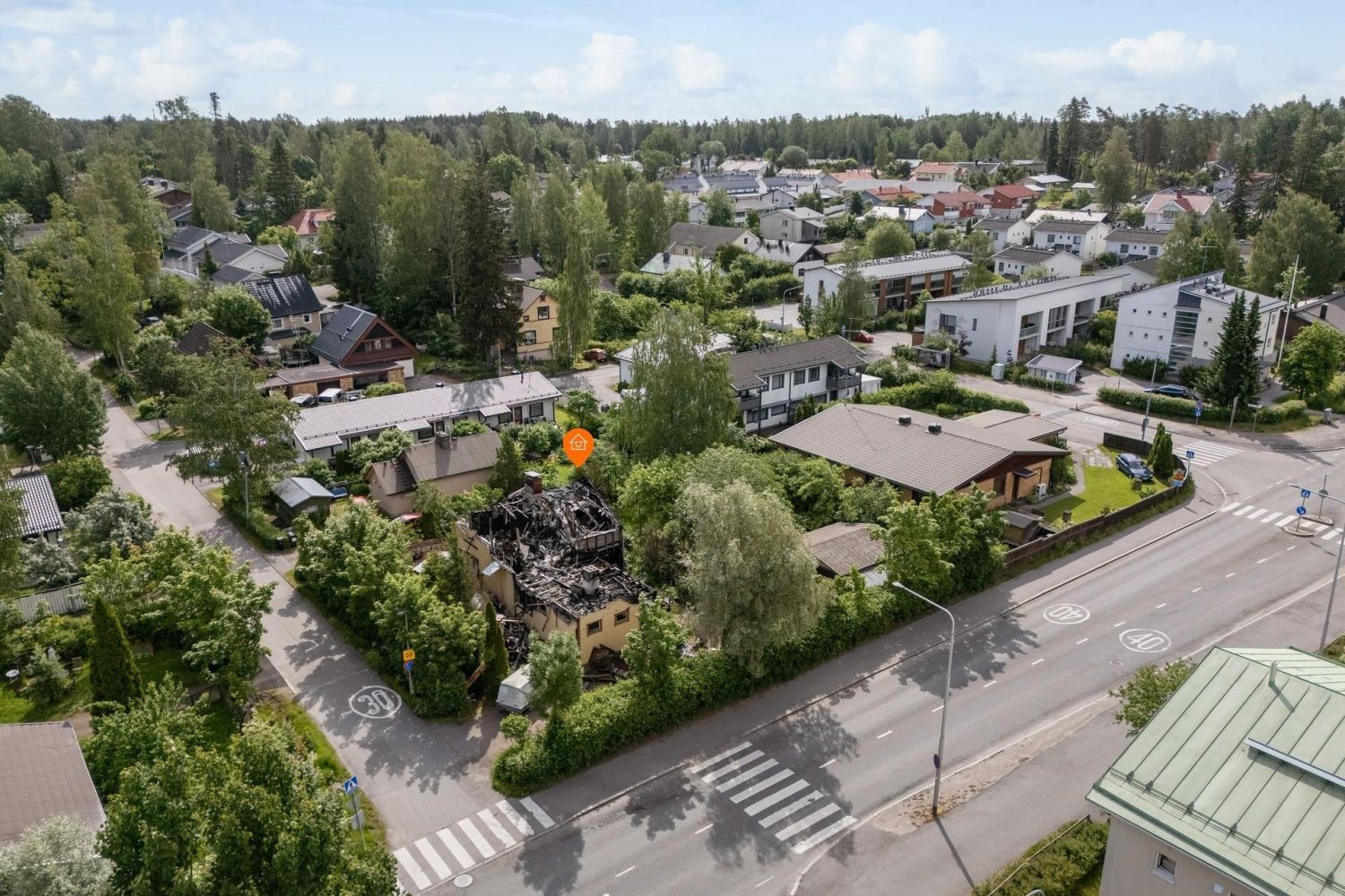 Keskeisellä sijainnilla oleva kulmatontti Korson Metsolasta.Tasainen tontti on kooltaan 1104 m². Tontti on asuinrakennusten korttelialueella ja rakennusoikeus on 331 m². Rakennukset saa rakentaa II tasoon.Tontilla on palanut omakotitalo ja autotallirakennus, jotka myydään purettaviksi.Kaikki Kors...