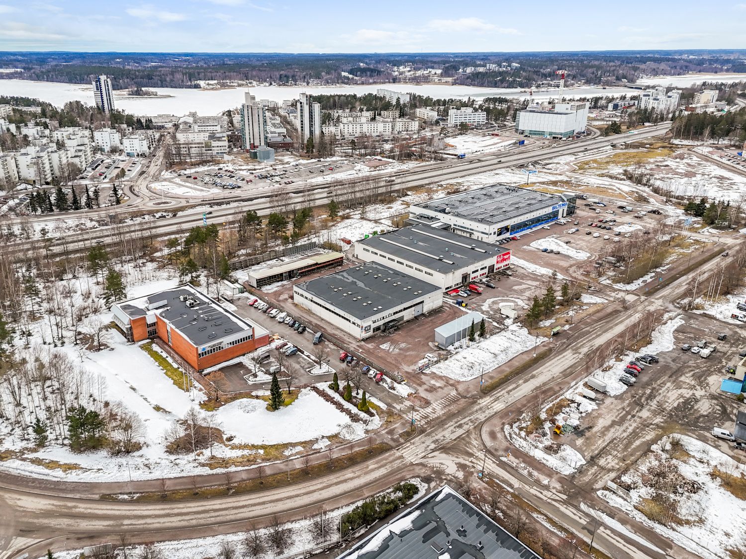 Vuokrataan katostilaa hyvältä sijainnilta n. 150m2 (5x 30m2) ja pihatilaa n. 1000m2. Kohteessa aidat ympärillä sekä portit, joista käynti alueelle. Maa-alueen vuokra 1-2€/m2/kk vuokrasopimuksen kestosta riippuen. Katostilan vuokra 200€/kpl/kk. 