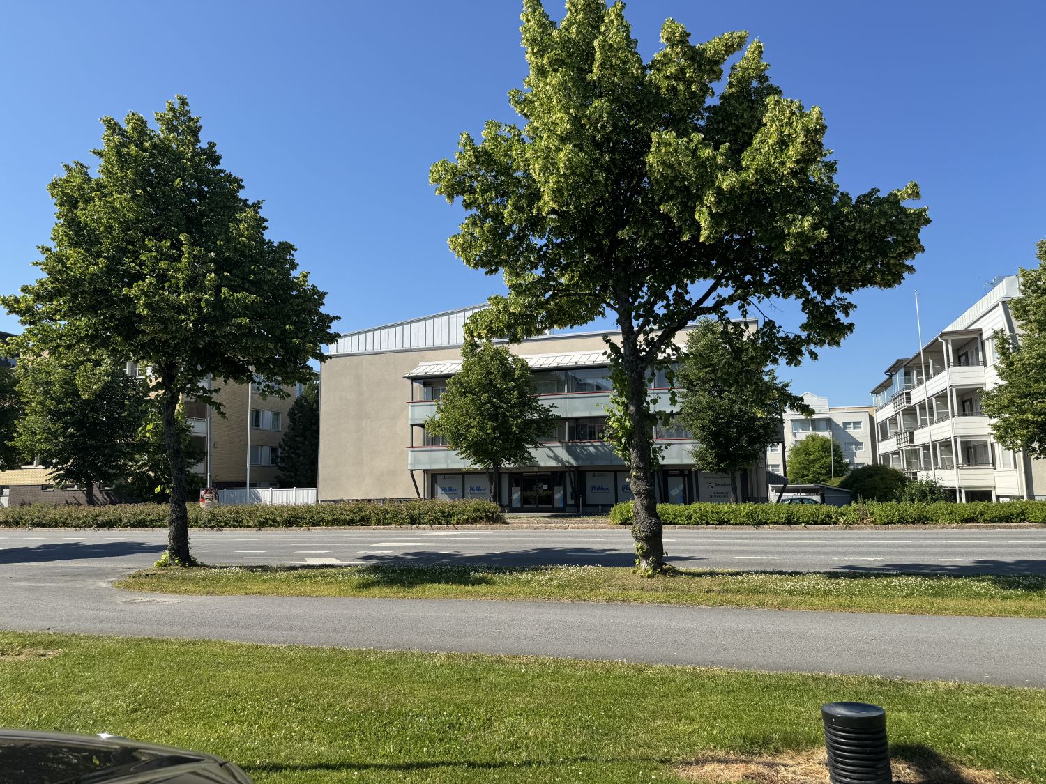 Julkisivu Vapaudentien puolelta