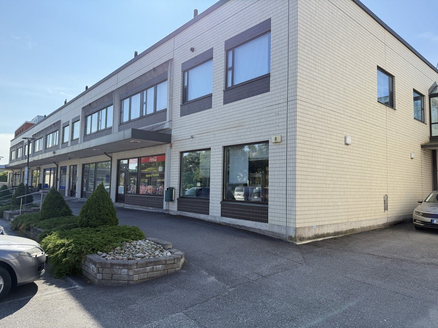 Parturi-kampaamotila Piikkiön keskustassa liikekeskuksen katutasossa. Tila on jaettu viereisestä ravintolasta ja tiloilla on yhteinen sisäänkäynti. Pihalla runsaasti ilmaista pysäköintitilaa. Kuvissa näkyviä kalusteita ei ole enää tilassa.Kysy lisätietoja.