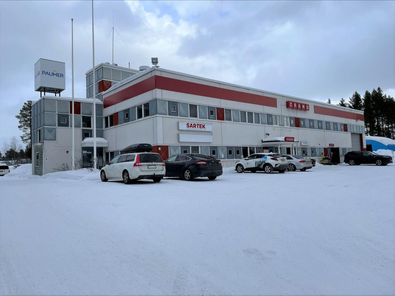 Vuokrattavana siisti ja hyväkuntoinen heti vapaa 2. kerroksen tila. 5 valoisaa toimistohuonetta ja yksi varastohuone sopivat toimistokäyttöön erinomaisesti. Minikeittiöllä varustettu huone soveltuu taukotilaksi hyvin. Sijainti on helppojen kulkuyhteyksien äärellä rauhallisella Kylmän alueella. Vu...