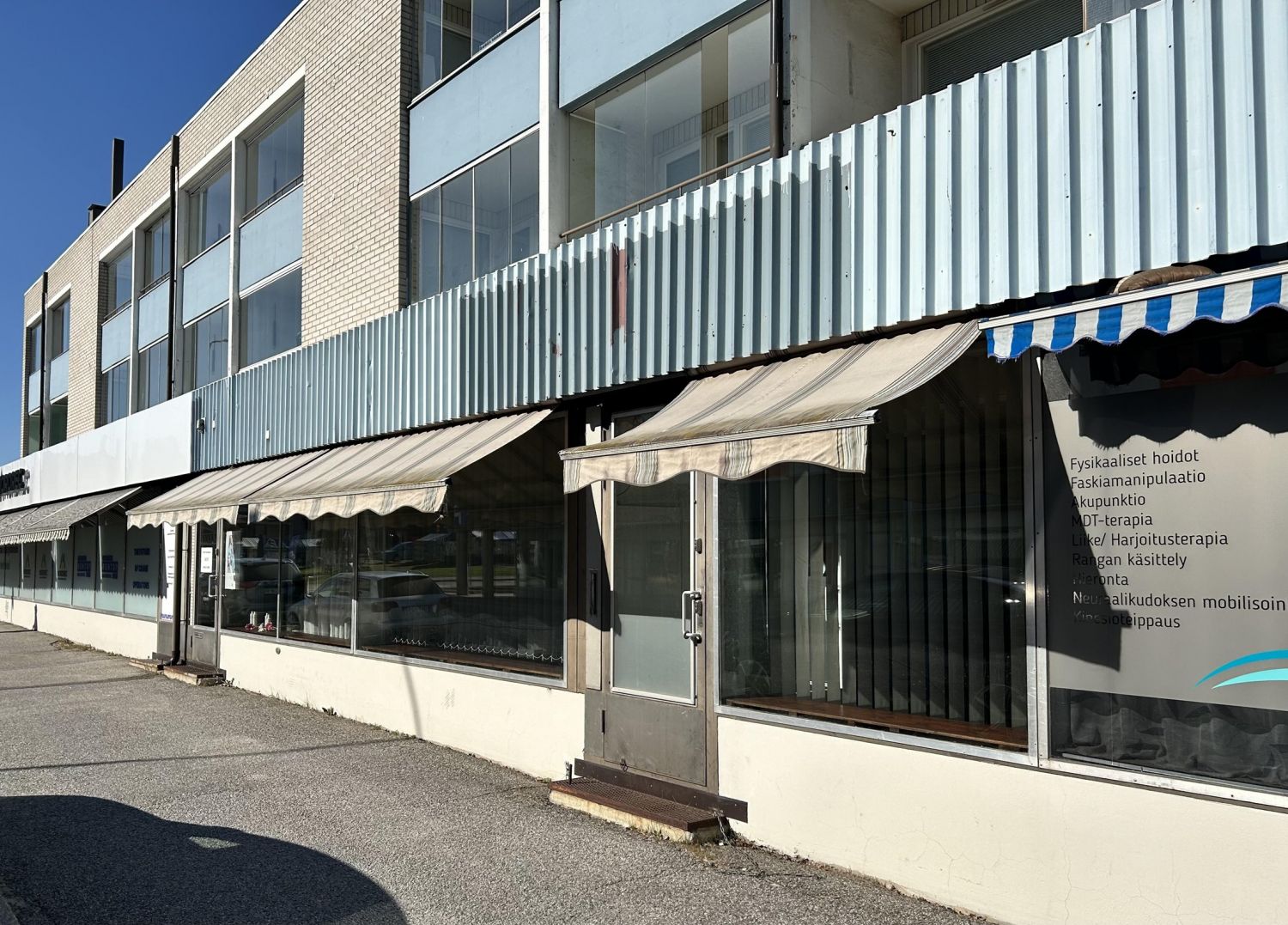 Heti vapaa liiketila hyvällä sijainnilla Kauppakadulla. Lattia ja seinäpintoja on uusittu sekä tilaa avarrettu. Ota yhteyttä ja tule tutustumaan niin jutellaan ja suunnitellaan miten tämä tila voisi palvella sinun liiketoimintaasi!