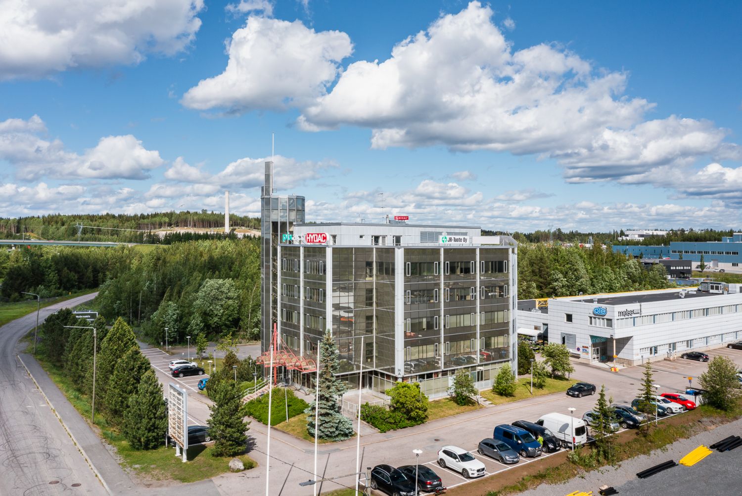 Vuokrataan siisti neljännen kerroksen 381,5 m²:n huone- /avotoimisto, joka on muokattavissa yrityksen tilatarpeeseen sopivaksi. Vapaa! Osa kuvista on virtualisoituja kuvia tiloista. Katso 360-esitt...