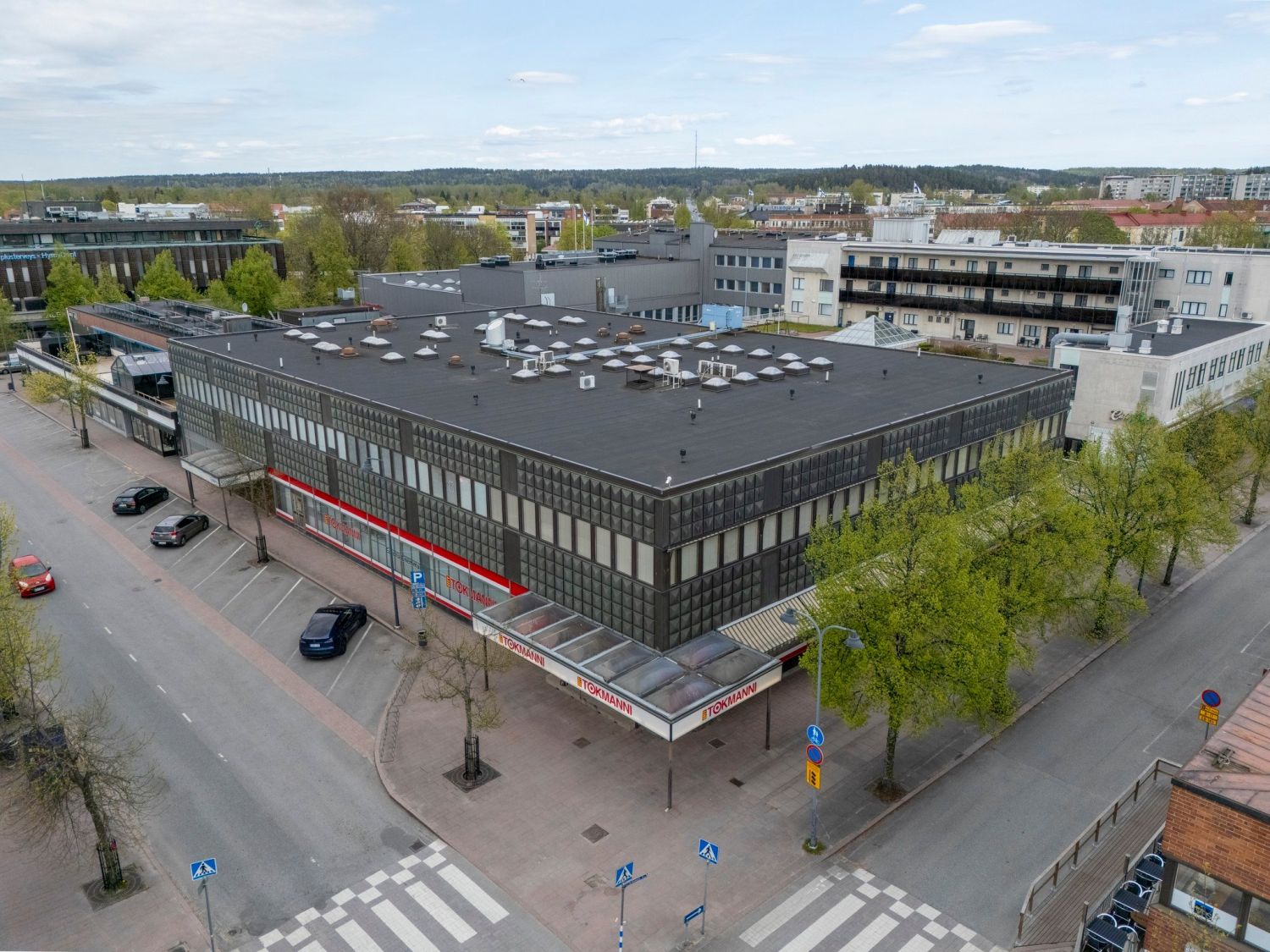 TILAA ESITE ja YKSITYISESITTELY VÄLITTÄJÄLTÄ.* Liike- ja toimistotiloja * Pääosin vuokrattuja.* Myydään tarjousperustein.Tässä hyvätuottoinen ydikeskustakohde, laadukkaita yrityksiä, lisäävuokrausmahdollisuus jossain määrin. Vuokratuloa vuodessa yli 250.000 €.