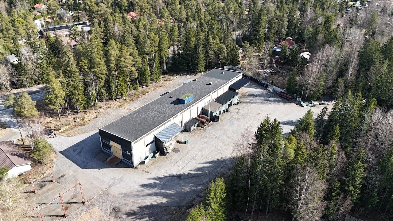 Auran keskustan läheisyydessä sijaitseva teollisuuskiinteistö tarjoaa erinomaiset puitteet niin tuotantoon, varastointiin kuin valmistukseenkin. Kiinteistöltä on hyvät liikenneyhteydet (Valtatie 9:lle ja 10:lle) takaavat sujuvan kulun niin Turkuun, Helsinkiin kuin Tampereellekin. Auran kunta tunneta...