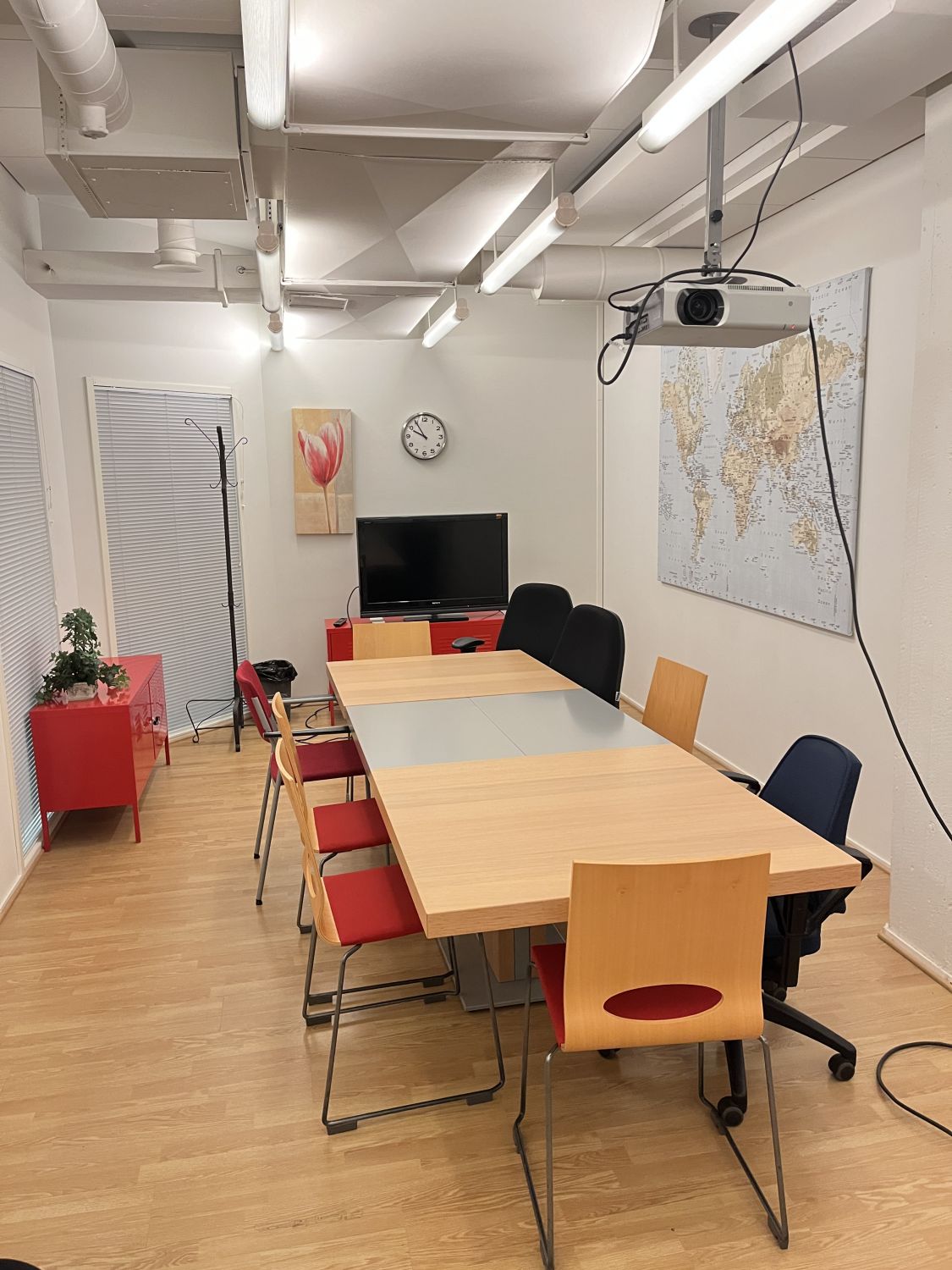 Yhteiskäytössä oleva neuvotteluhuone