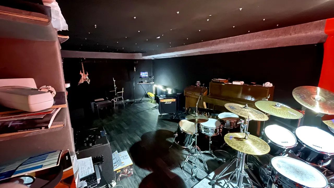 Tarjolla on monikäyttöinen toimitila aivan Äänekosken ytimessä. Tilat ovat aiemmin palvelleet muun muassa studiona, tarkkaamona, puvustamona, pajana sekä yleistilana ja varastoina, joten ne soveltuvat hyvin monenlaiseen käyttöön.