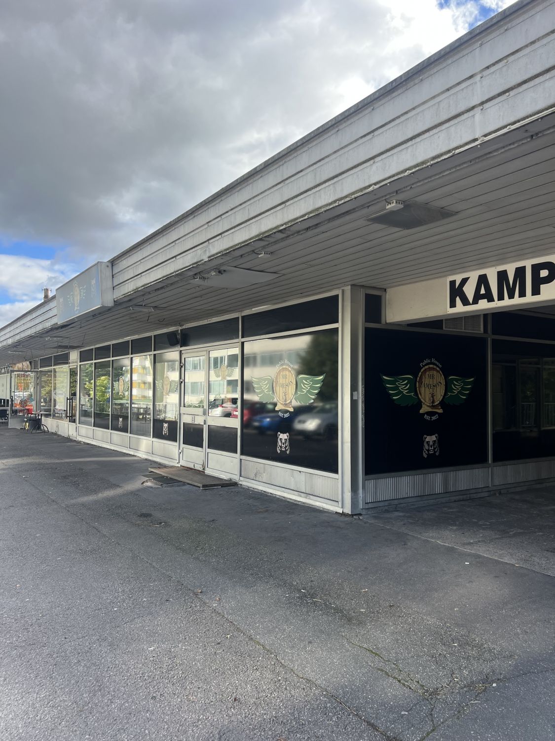 Myydään liiketila 242 m² – Kaivokselan ostoskeskus, VantaaValmiit anniskeluluvatTarjolla tilava ja monikäyttöinen 242 m² liiketila perinteikkäässä Kaivokselan ostoskeskuksessa, osoitteessa Kaivosvoudintie 1 A, Vantaa. Tila soveltuu erinomaisesti ravintola-, baari- tai muuhun liiketoimintaan. Koh...