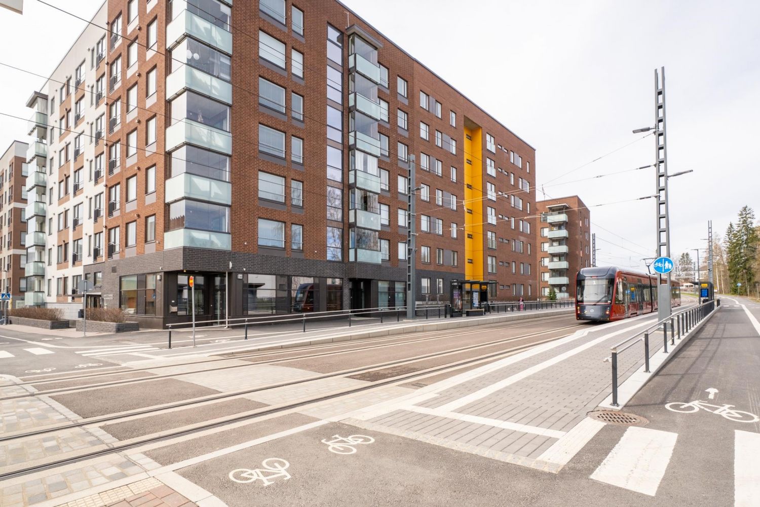 Myydään valoisa liiketila Niemenrannan alueen ytimestä. Raitiovaunupysäkki on suoraan liiketilan edessä ja alueen runsaat palvelut lyhyen kävelymatkan päässä. Tämä 71 m2 liiketila on kunnoltaan uutta vastaava ja erillisen keittiö/taukotilan lisäksi varusteisiin kuuluu myös suihku, pukukaapit ja ve...