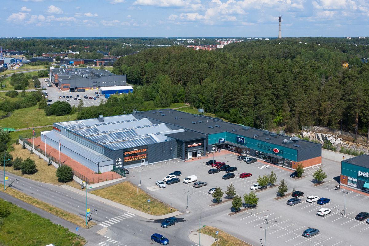 Vuokrattavana näkyvällä paikalla sijaitseva katutason avara ja muuttovalmis liiketila!