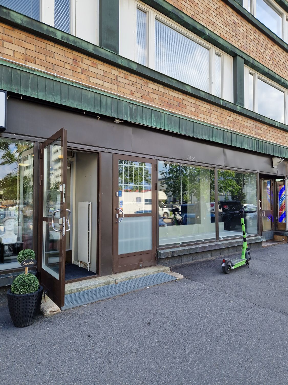 Vuokrattavana Isokatu 41, 90100 Oulu katutason liiketila ja kellarin varastotila.Liiketila katutasossa on n. 32 m2 ja kellaritilan pinta-ala n. 30 m2 Liiketilan takaosassa on wc sekä pieni varasto. Iso ikkuna Isokadulle. Liiketilan takaosasta kierreporras kellarin tilaan.Liiketilan edessä maks...