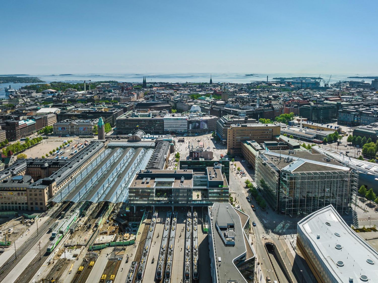 Tässä on ainutlaatuinen mahdollisuus vuokrata katutason liiketila erinomaisella sijainnilla. Tila soveltuu mainiosti ravintola- tai kahvilakäyttöön, ja se tullaan muokkaamaan täysin vuokralaisen toiveiden mukaisesti. Sisäänkäynti tapahtuu suoraan toimistorakennuksen pääaulasta.Tämä moderni, vuonna...