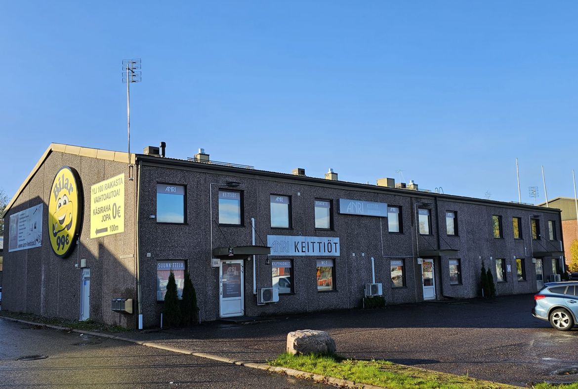 Vuokrataan Keravan Jäspilästä Tokmannin vierestä hyvällä sijainnilla 120 m2 hallitilaa ja katutason liike-,tsto ja sos.tilaa n 50 m2 sekä 2 kerroksen tsto ja sosiaalitilaa n 55 m2 eli yhteensä n. 225 m2. Pihatilaa 8 - 10 autolle. Kiinteistön päätyyn mahdollista sijoittaa mainoskyltti.Hallissa iso ...