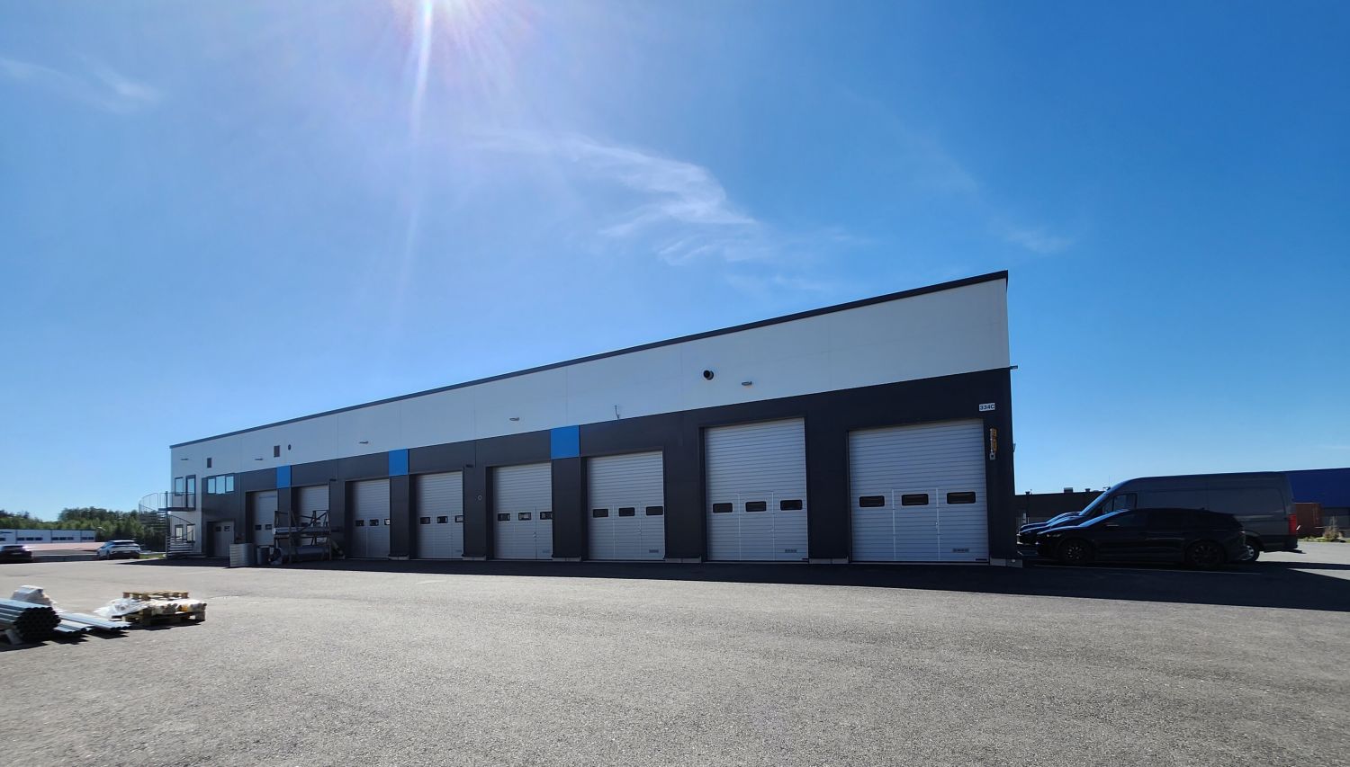 Vuokrattavaksi tulossa siisti ja korkea hallikokonaisuus, jossa tällä hetkellä käytössä kolme nosto-ovea (määrä räätälöitävissä tarpeen mukaan). Tilaan on sujuva maantason lastaus nosto-ovien kautta, ja kulku tilaan onnistuu myös erillisestä käyntiovesta. Toimistotilat sijaitsevat hallin yhteydessä ...