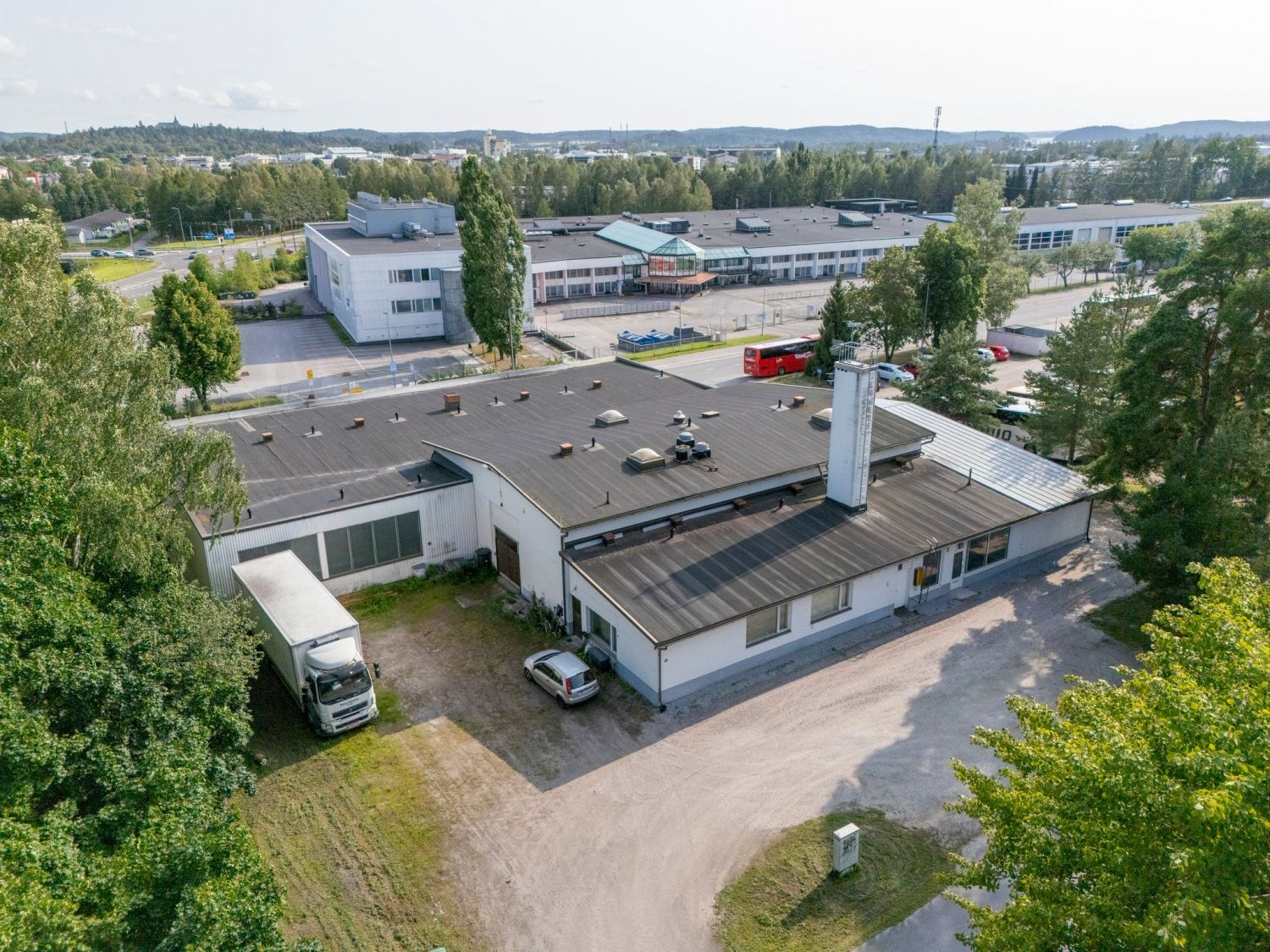 Saneerattu, uutta vastaavaa, oma, tilava piha.Vuokra sopimuksen mukaan.