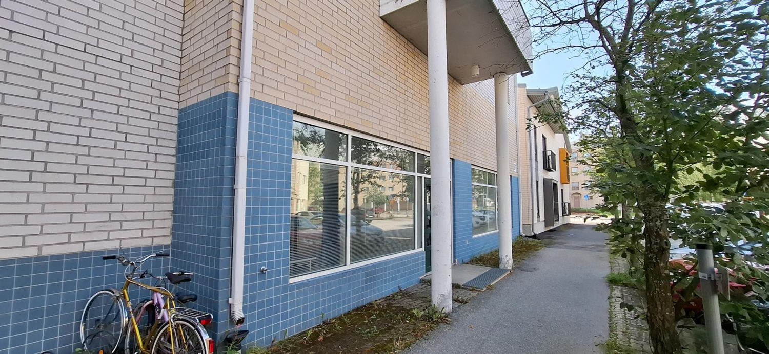 Myydään katutason liike/toimistotila loistavalta paikalta Jyväskylän Kuokkalasta!