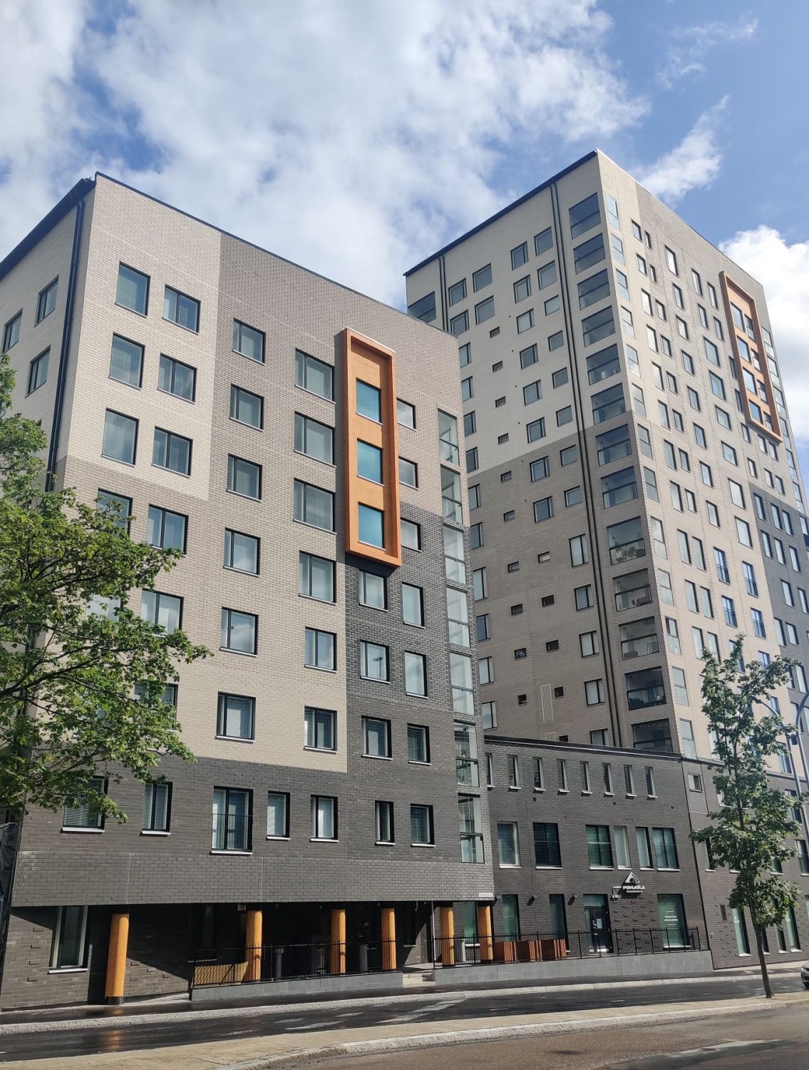 Myydään kiinteistöyhtiön koko osakekanta, jotka oikeuttavat liiketila 1 (39 m²) ja liiketila 2 (41m²)hallintaan. Tilat o...