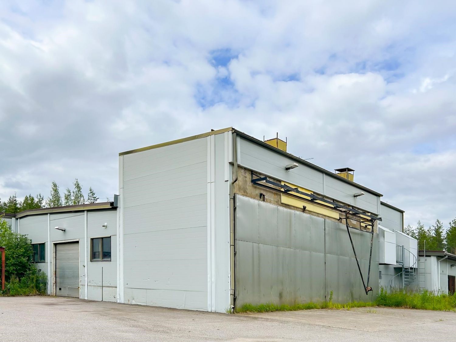 Osin vuokrattu tuotanto/liiketila Rantasalmen asemalla. Noin 2500 määräala. Hintapyyntö 50.000 € /tarjous. Myyjällä on o...