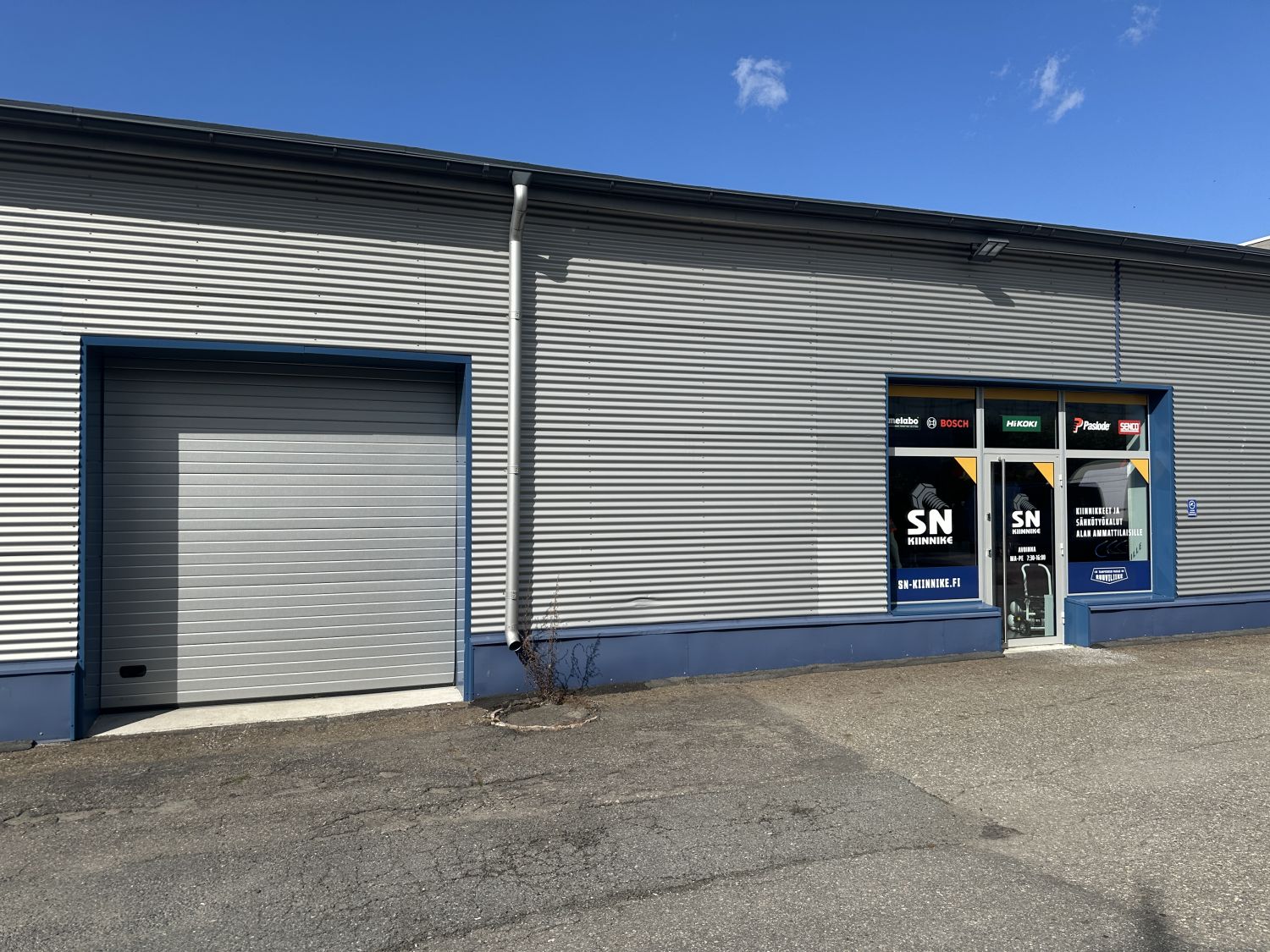 Sisäänkäynti ja nosto-ovi