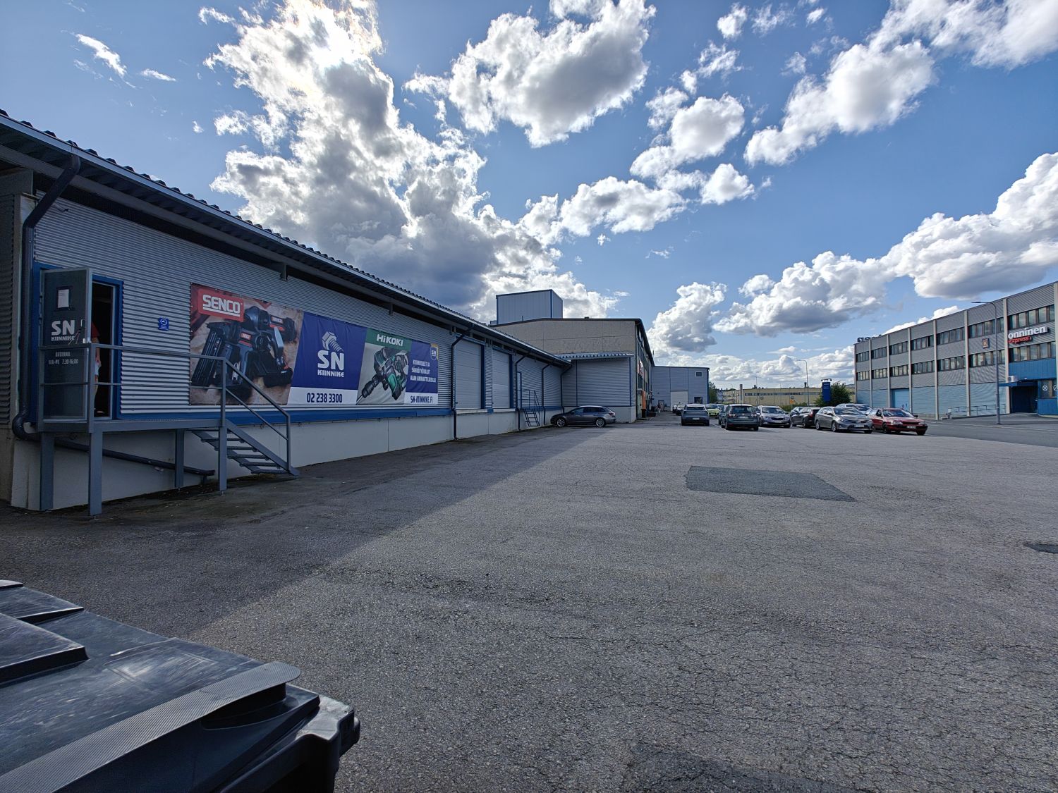 Julkisivu ja parkkipaikat