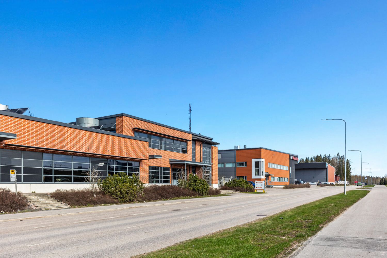 Moneen käyttöön soveltuva 1200 m² toimitila Espoon Koskelossa.