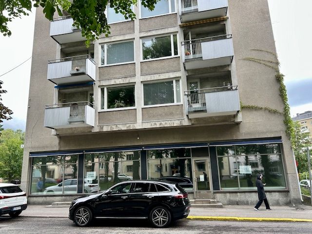 Munkkiniemen puistotie 5 on vapaana liiketila noin 100m2 ja alakerran varasto noin 95m2. Liiketilassa on isot näyteikkunat ja tila on korkea ja valoisa ja tilasta johtaa alakerran varastoon rappuset ja varastoa on noin 95m2. Tavaraa saa varastoo katutasolta luukusta josta likuna tilaan tai liiketila...