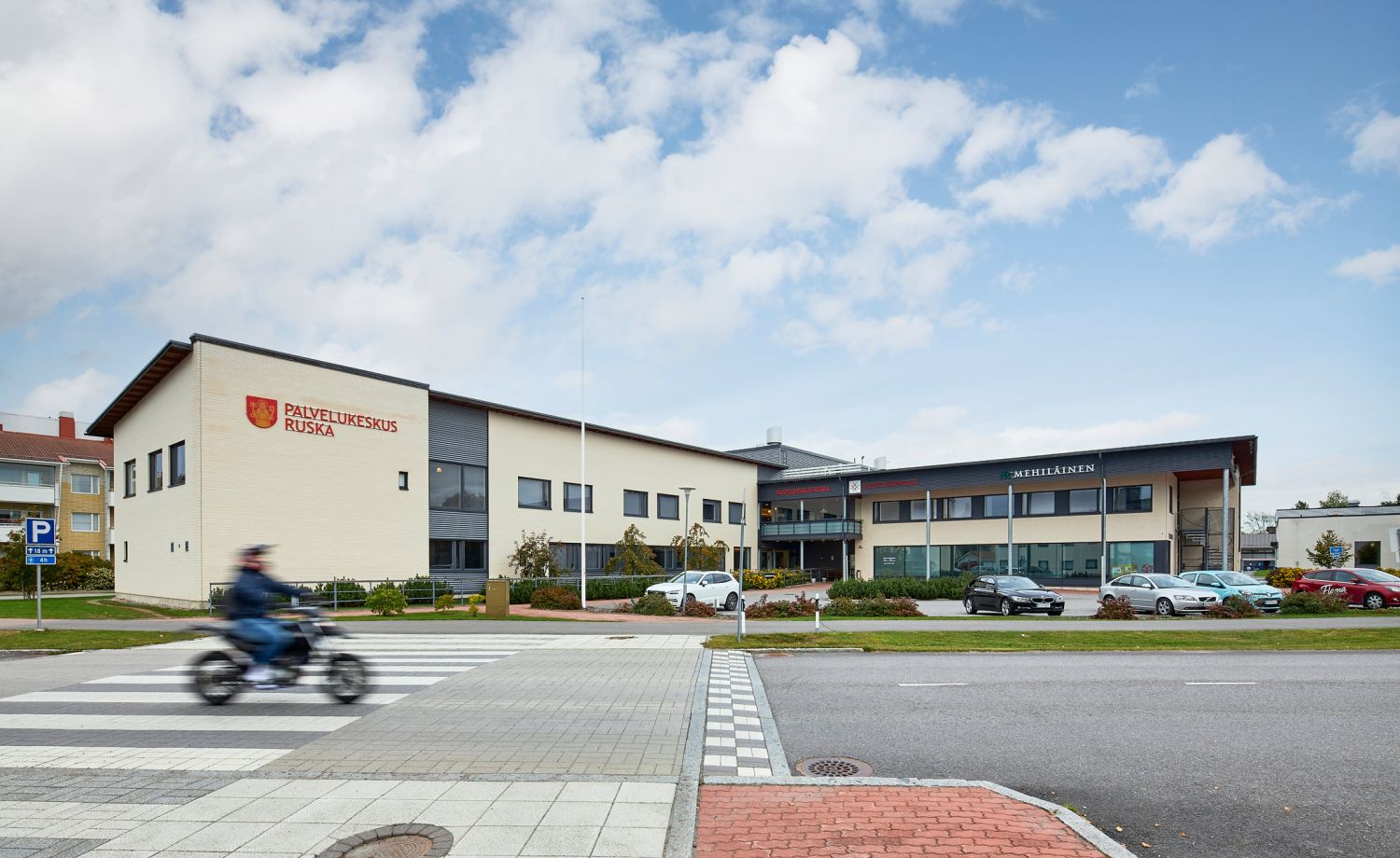 Tämä kiinteistö on soveltuu erinomaisesti hoivatoimintaan. Tilat ovat moderneja, turvallisia ja suunniteltu erityisesti ikääntyneiden henkilöiden tarpeita silmällä pitäen. Kiinteistö on esteetön ja helppokäyttöinen. Asukaspaikkoja on yhteensä 29 henkilölle. Kiinteistössä on myös liikekiinteistöjä....