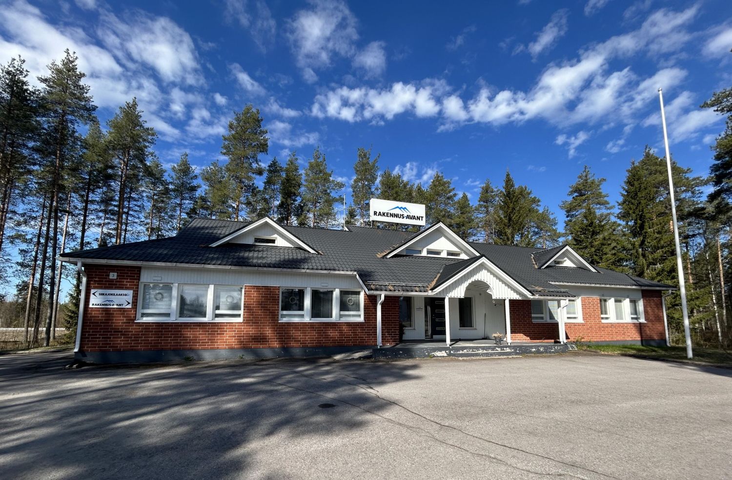 Erittäin hyväkuntoinen kiinteistö, jossa kaksi erillistä toimistokokonaisuutta. Pienempi osa vuokrattu ja suurempi vapautuu sopimuksen mukaan. Rakennus sisäpuolelta rakennusliikkeen täysin peruskorjaama. Muutoksen yhteydessä sauna ja pesuhuone jätetty varaston sivuun alkuperäiseen kuntoon. Kaava sal...