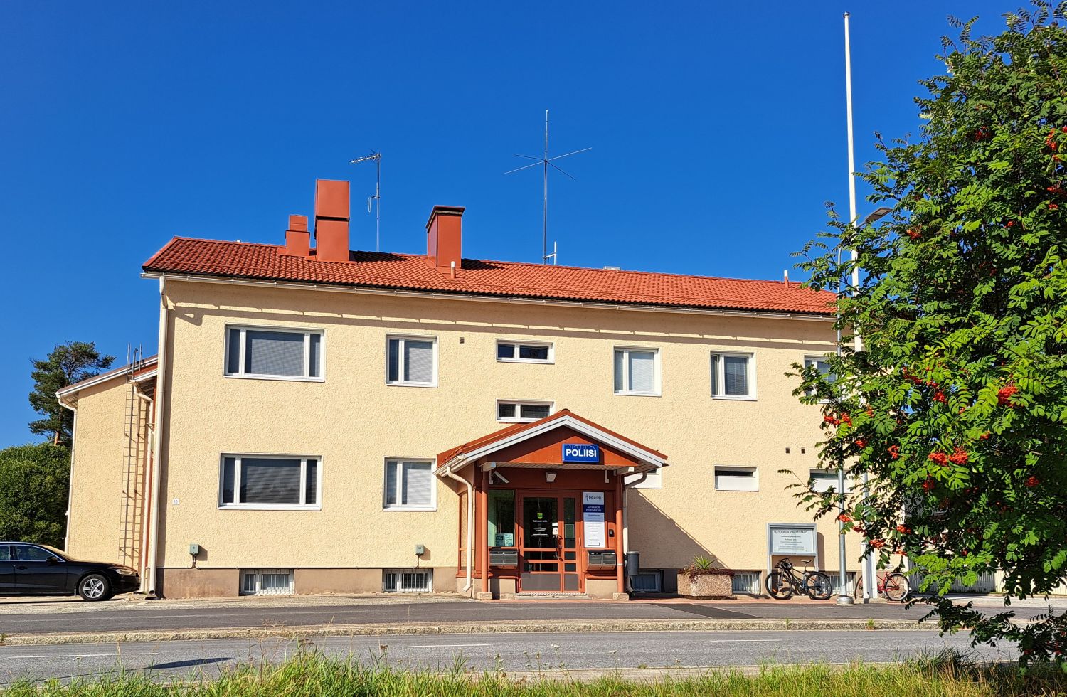 Sotkamon keskustassa 1.1.2026 vapautuva toimistotila.Vuokrattava kokonaisuus: ensimmäisen kerroksen toimistohuoneisto, jossa 3 toimistoa, taukotila sekä erillinen wc/sos.tila. Pinta-ala yhteensä n. 82,2 m2