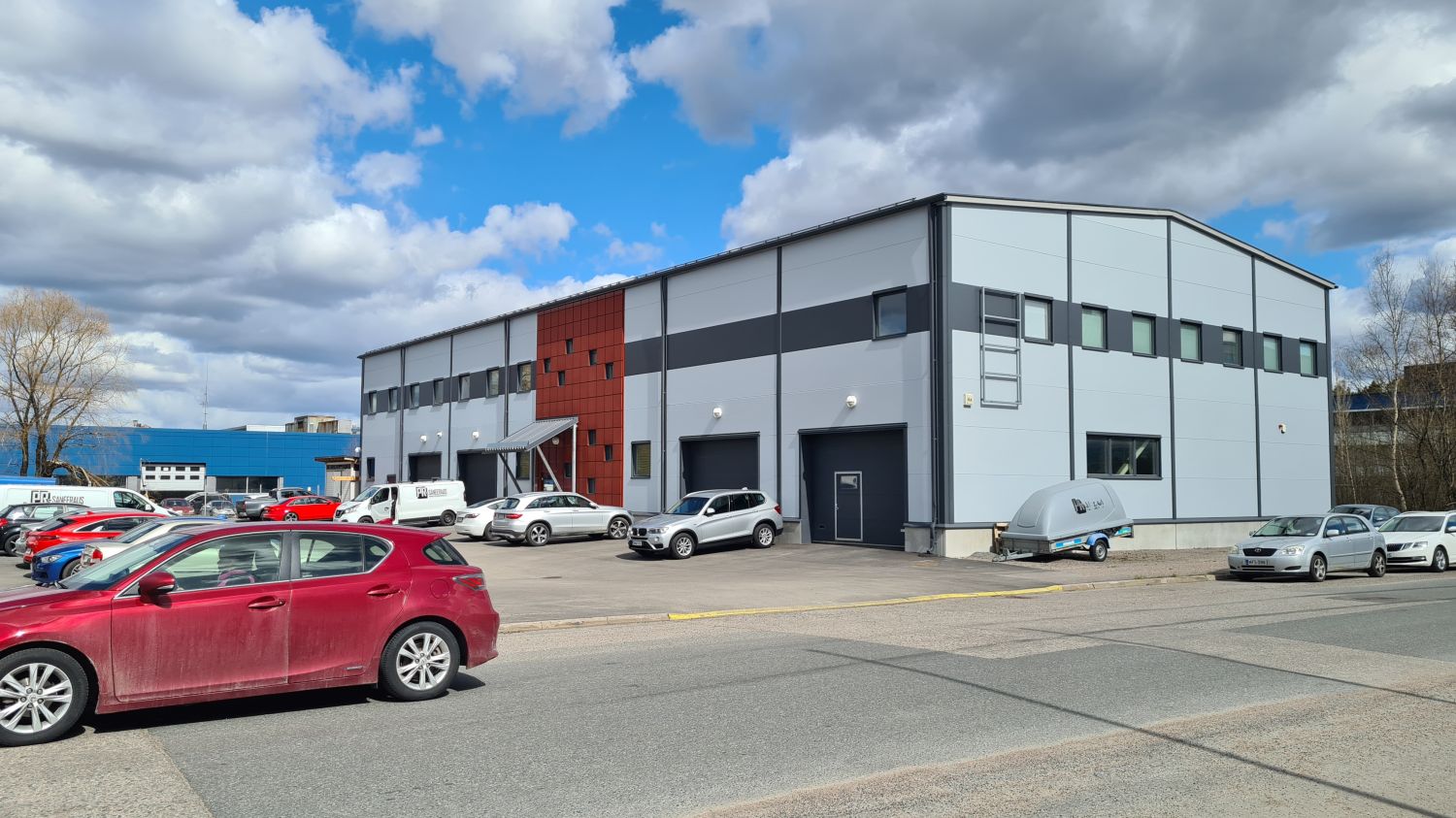 Vuokrataan uudehkosta kiinteistöstä ensimmäisen kerroksen varasto/tuotantotilaa. Tilassa lattiakaivo. Ei autokorjaamoksi eikä autopesulaksi.