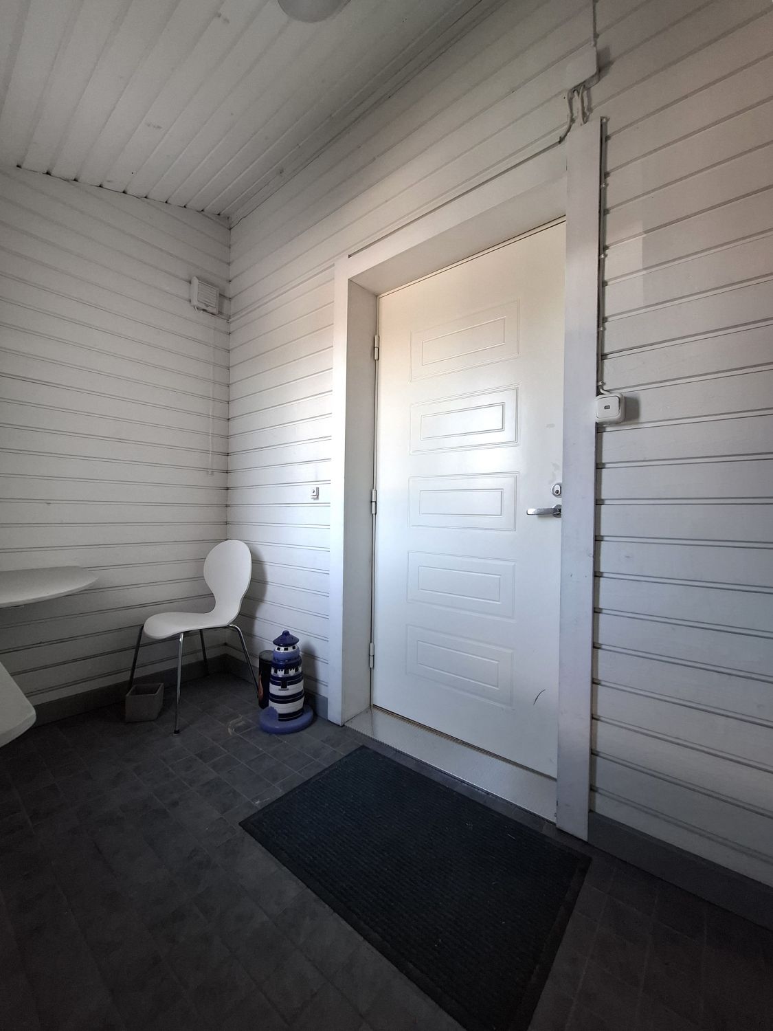 Asunnon ulko-ovi portaikon yläpäässä