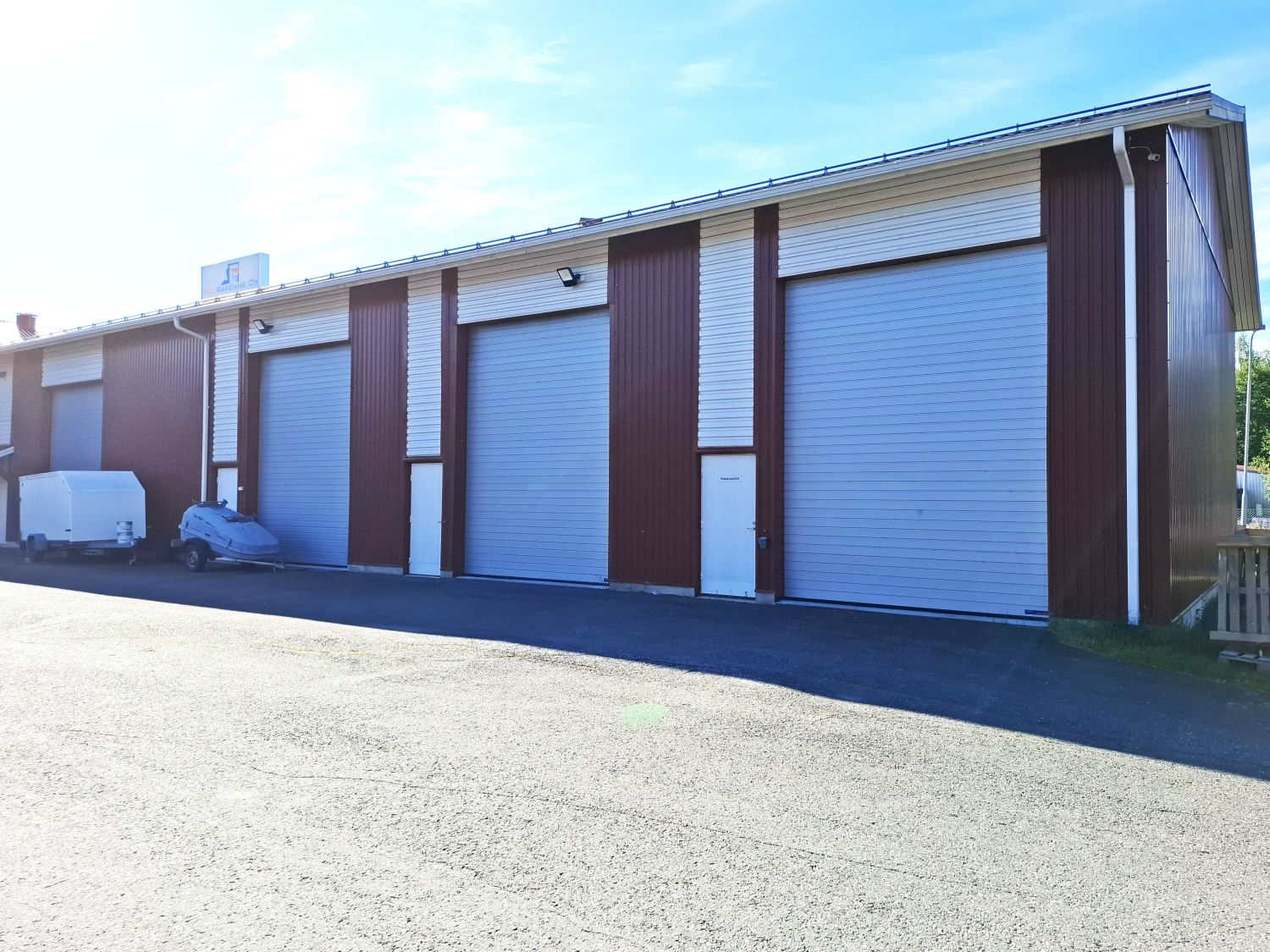 Erillinen halliosio samassa rakennuksessa pihan sisäänkäynnin puoleisessa päädyssä.