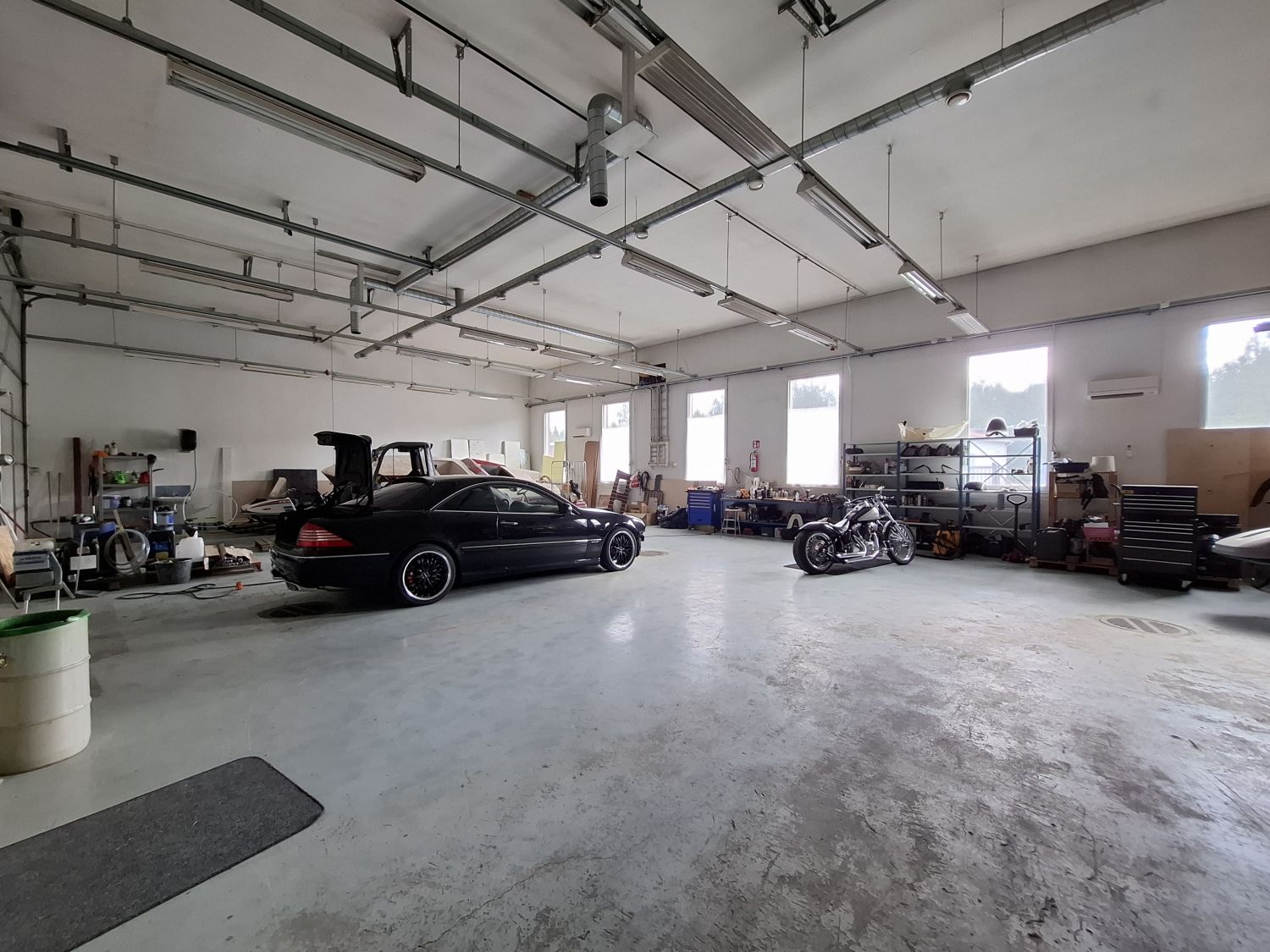 Ilmalämpöpumput hallin takaseinällä