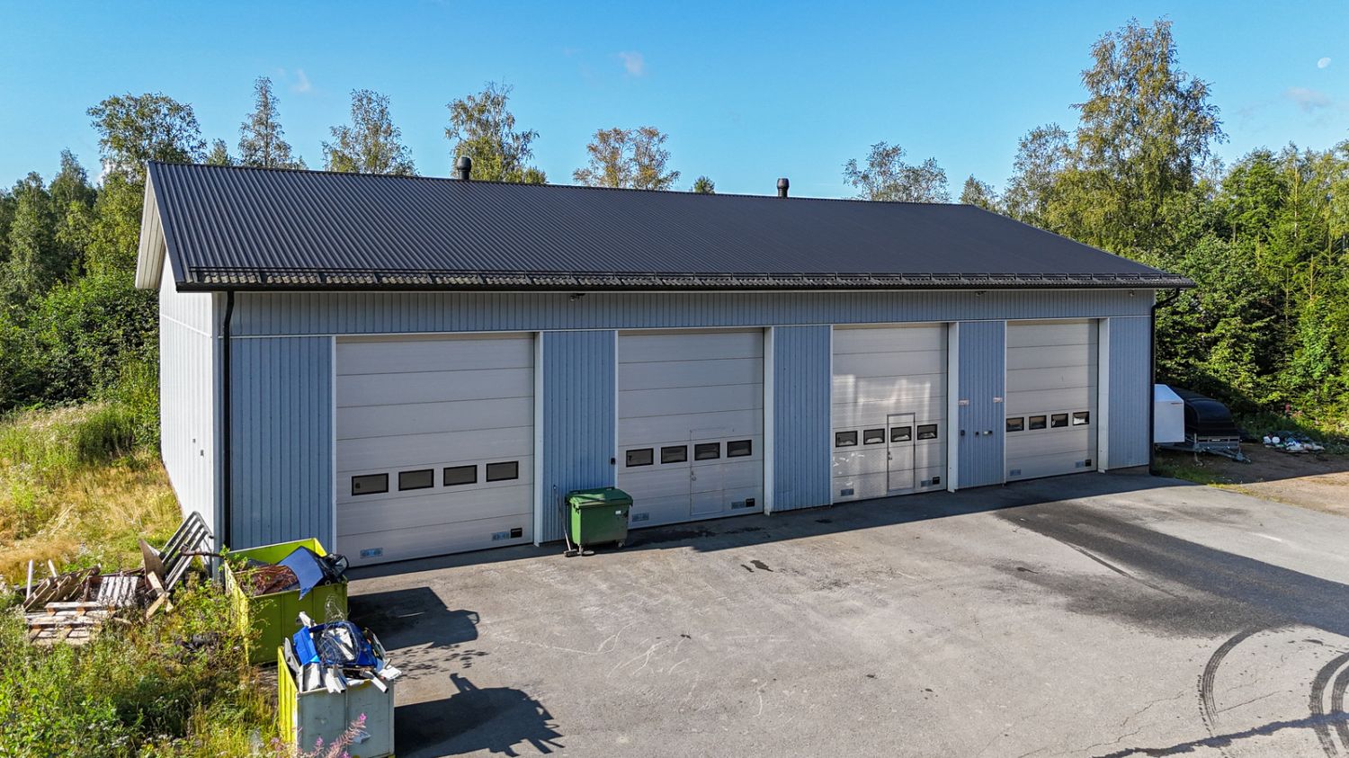 Vuokrattavana siistikuntoinen ja monikäyttöinen hallitila Jämintiellä.Vuokrattavan tilan pinta-ala noin 200 neliötä. Tilassa kaksi nosto-ovea, joiden mitat noin 3,9m x 4,4m. Lattiakaivot löytyy sekä erillinen wc-tila. Korkea hallitila, joka soveltuu moneen eri käyttöön. Hallitilan edessä hyvin pai...