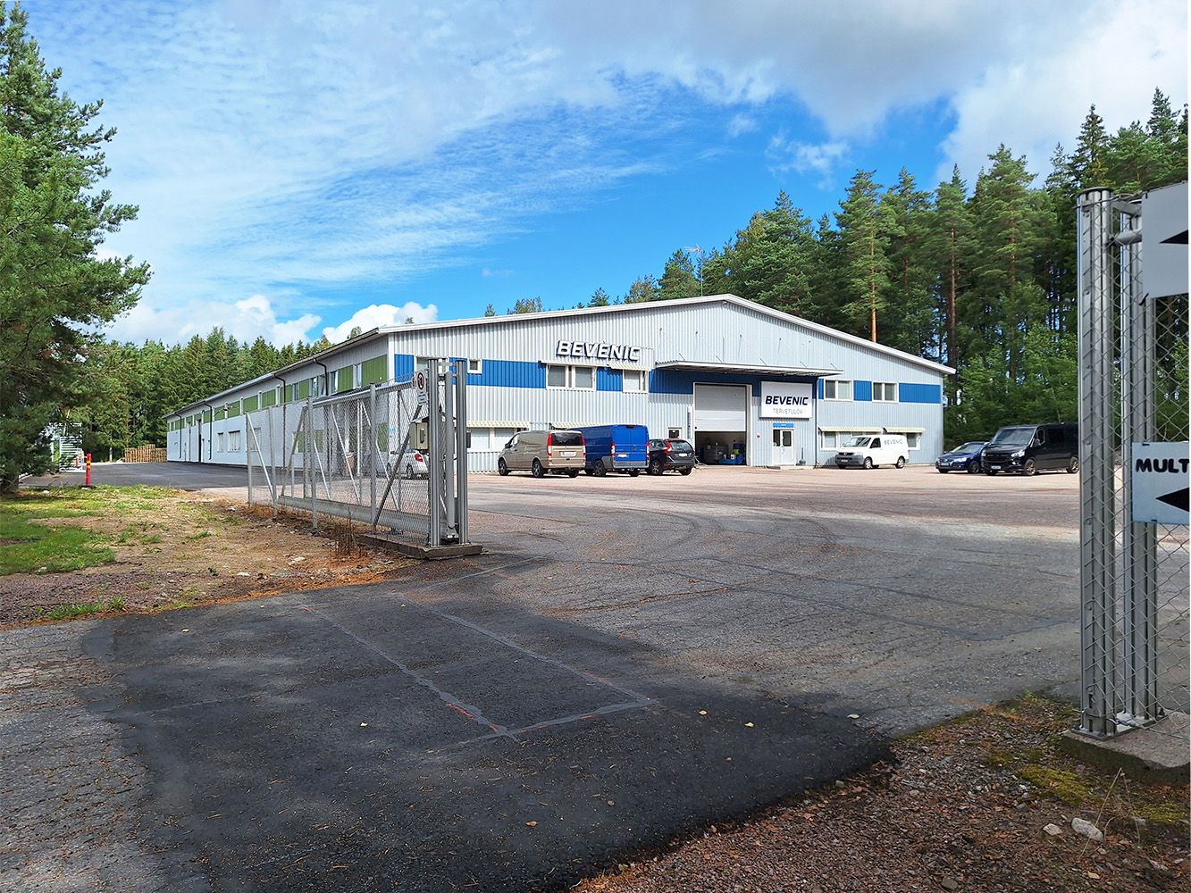 Vuokrataan iso hallitila hyvällä varustelulla Tarmolassa! 6,9 €/m²/kk + alv