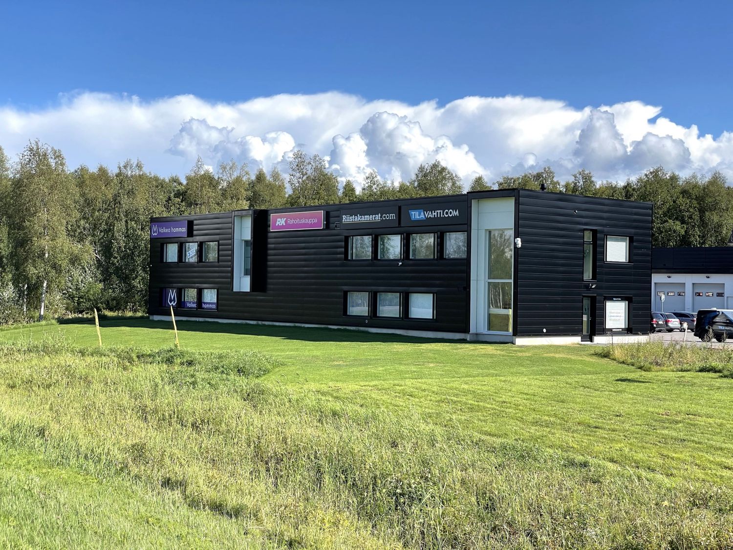 Lentokentäntien varresta, näkyvältä paikalta siistiä toimistotilaa.Jäähdytetty toimistotila on talon 108m2 toisessa kerroksessa. Tila koostuu neljästä erillisestä toimistohuoneesta jonka lisäksi on iso neukkari. Hyvin varustellun keittiön yhteydessä on mukavasti avotilaa. Talo on maalämmössä ja lä...