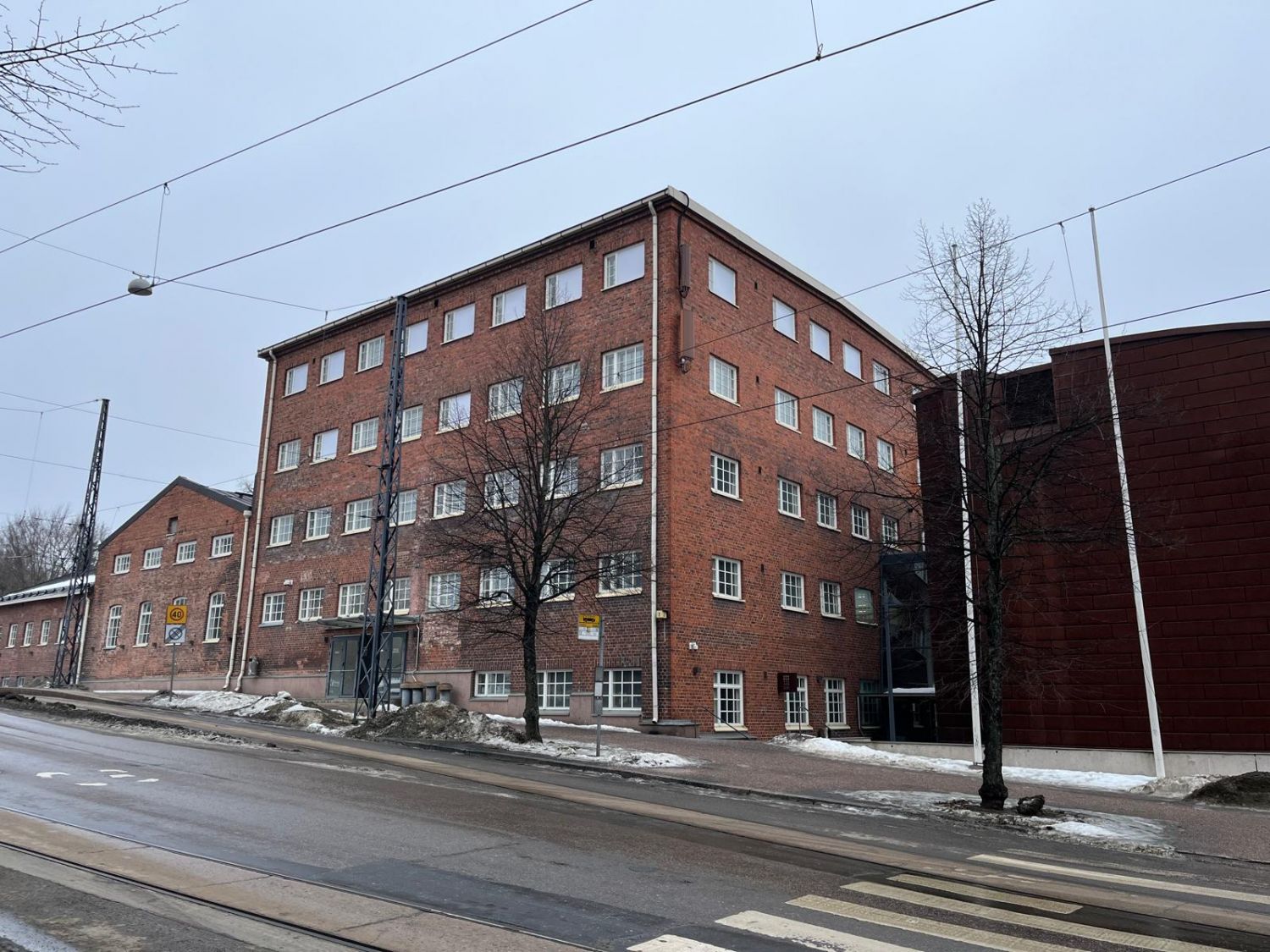 Juuri remontoitu 93,5 m2 toimistotila Arabiassa.