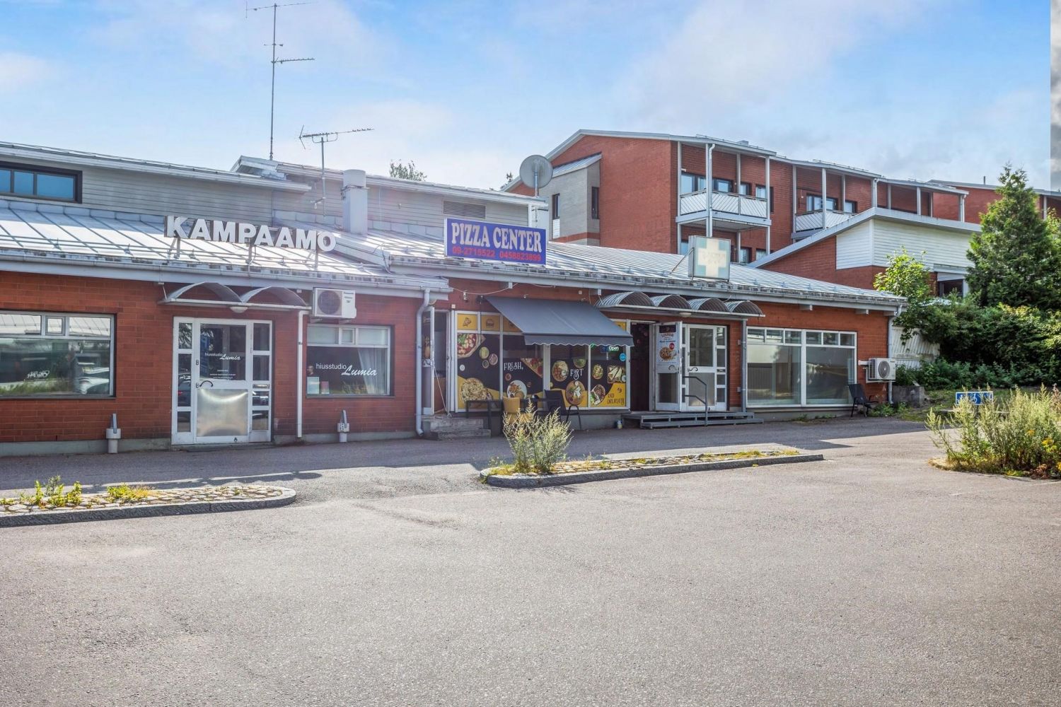 Myydään/vuokrataan liiketila Saviolla!Liiketila katutasossa, muuntautuu moneen käyttöön. Kevyet väliseinät, jotka mahdollista purkaa. Sijainti aivan Savion aseman läheisyydessä. Iso parkkipaikka, joten autolla pääsee myös sujuvasti.Olethan yhteydessä OP Kodin Annaan p. 050 311 2343