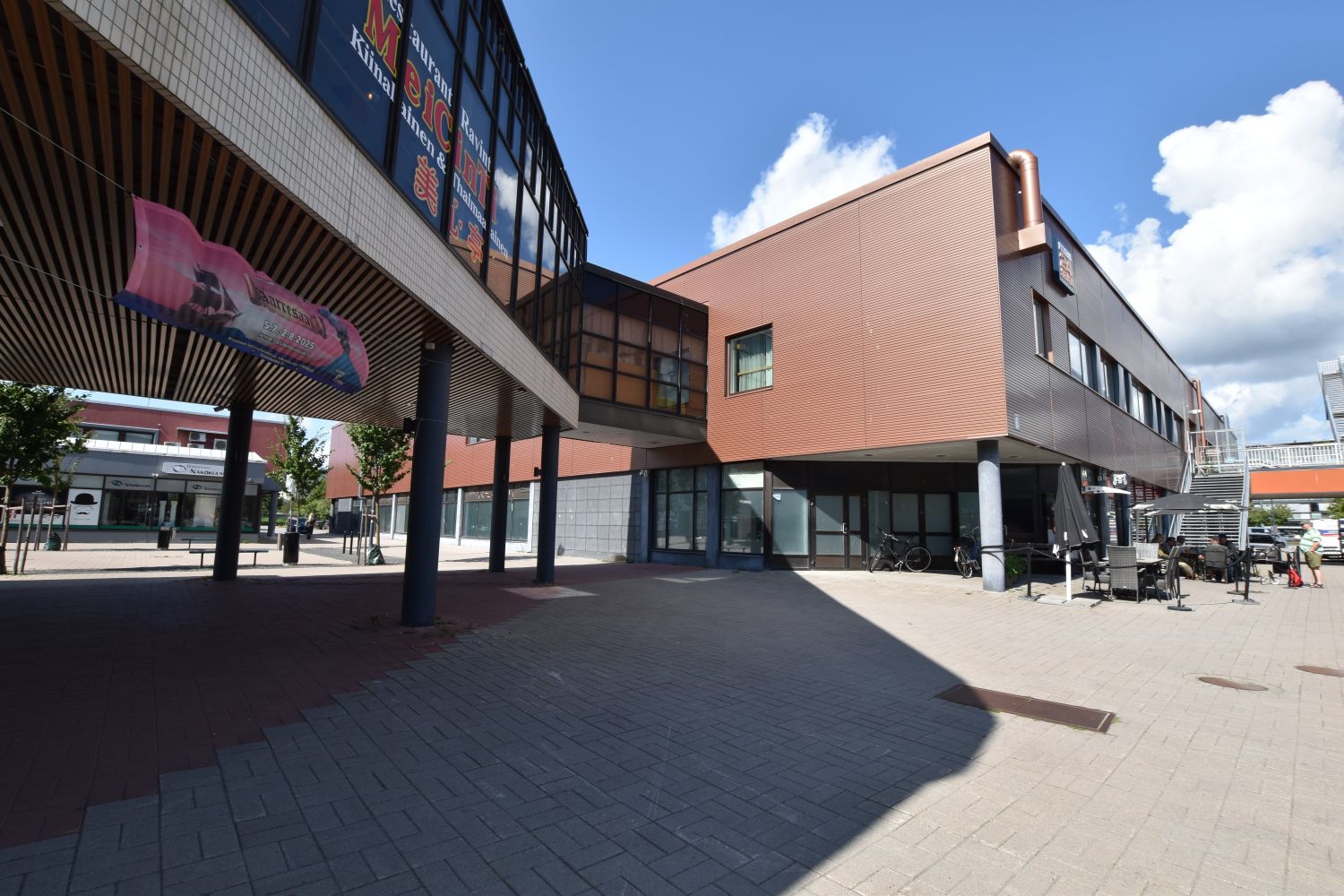 Vuokrataan heti vapaa, tilava sekä muuntojoustava liiketila erinomaisella sijainnilla Raision keskustasta. Tila sopii parhaiten liike- tai myymälätoimintaan ja se on ennen toiminut mm. päivittäistavarakauppana. Sen 727m² koostuu 510m² liiketilasta sekä n. 200m² sosiaali-, varasto- ja tavaranlastaust...