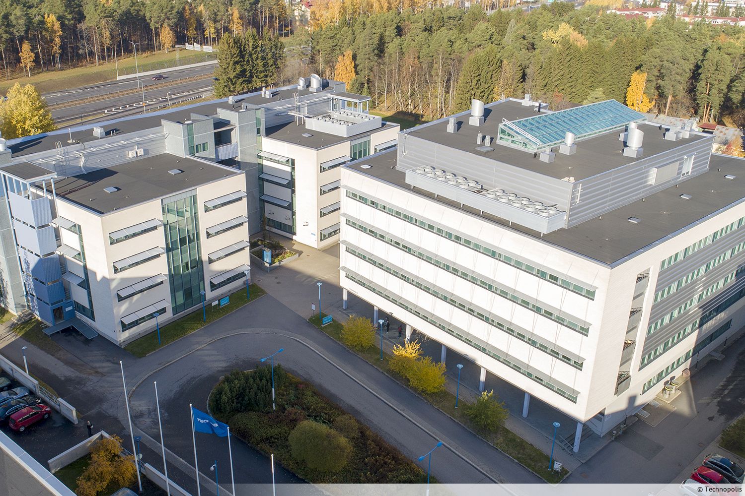 Vuokrattavana viihtyis&auml; ja kompakti toimisto 5. kerroksesta! Tilan v&auml;litt&ouml;m&auml;ss&auml; l&auml;heisyydess&auml; sijaitsee yhteisk&auml;ytt&ouml;inen keitti&ouml;, joka on vuokralaisen k&auml;ytett&auml;viss&auml;. Ilmoitettu neli&ouml;m&auml;&auml;r&auml; sis&auml;lt&auml;&auml; jyv...