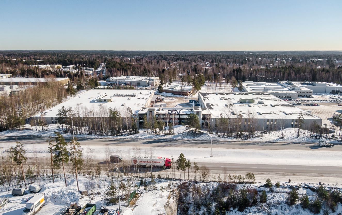 Kolmannen kerroksen jäähdytyksellä varusteltu remontoitu toimisto. Tilassa omma keittiö ja wc-tilat. Tilaan sisältyy yksi parkkipaikka katoksesta ja lisäksi lämpimässä parkkihallissa 45e/paikka (max 5 paikkaa). Kiinteistössä on hissi jolla on suora yhteys parkkihalliin. Tilasta 12m2 on osuus yhteisk...