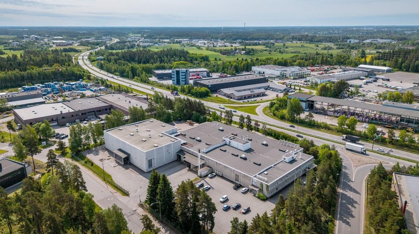 Vapautumassa 1.5.2027 vuokrattavaksi varasto- ja tuotantotilaa Turun Urusvuoresta. Kohde sijaitsee hyvällä paikalla ohikulun välittömässä läheisyydessä, ja yhteydet ovat sujuvat useaan suuntaan.Tilassa on 5 kpl lastauslaitureita, nosto-ovia ja tilan korkeus on n. 10 metriä. Varaston osuus on matal...