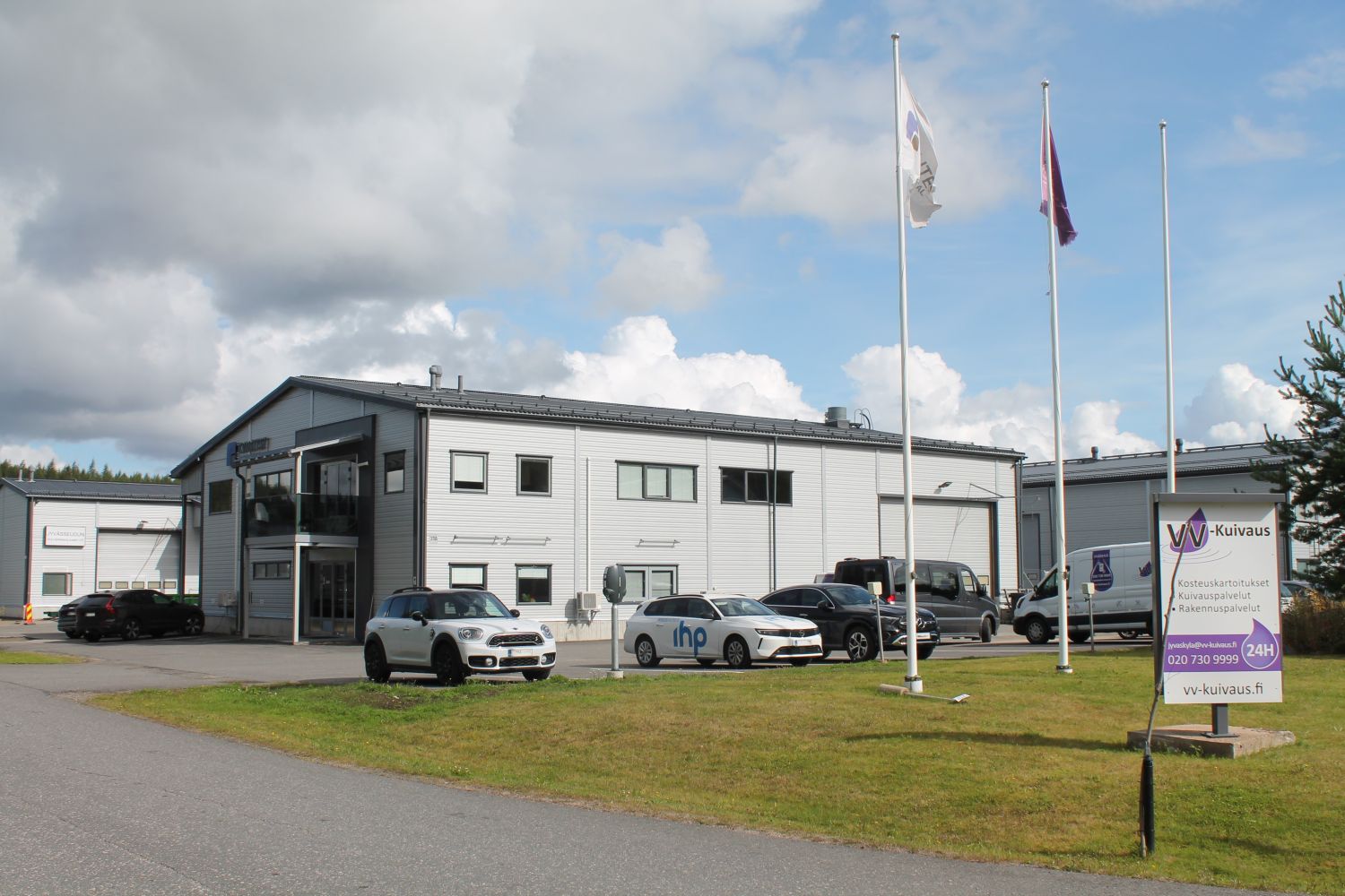 Vuokrataan Muuramesta Punasillantieltä nykyaikainen ja siisti, yhteensä n. 256 m2 tuotanto - / varasto- / tukikohta- ja toimistotilakokonaisuus, jossa korkeaa tuotanto- / varasto- / hallitilaa n.  171 m2. Hallitilan vapaa korkeus n. 5,5m, ja hallissa myös lattiakaivo ja erillinen varastohuone (nyt k...