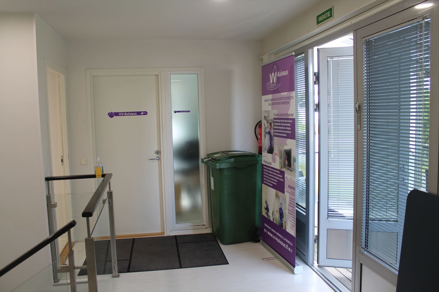 Erillinen toimisto ja kulku toimistotiloihin