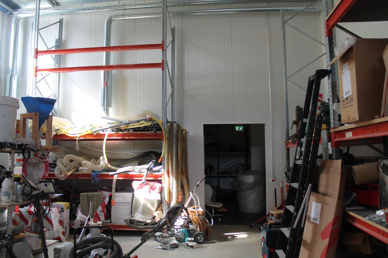 Hallitilan eteinen josta kulku yhteiseen porraskäytävään