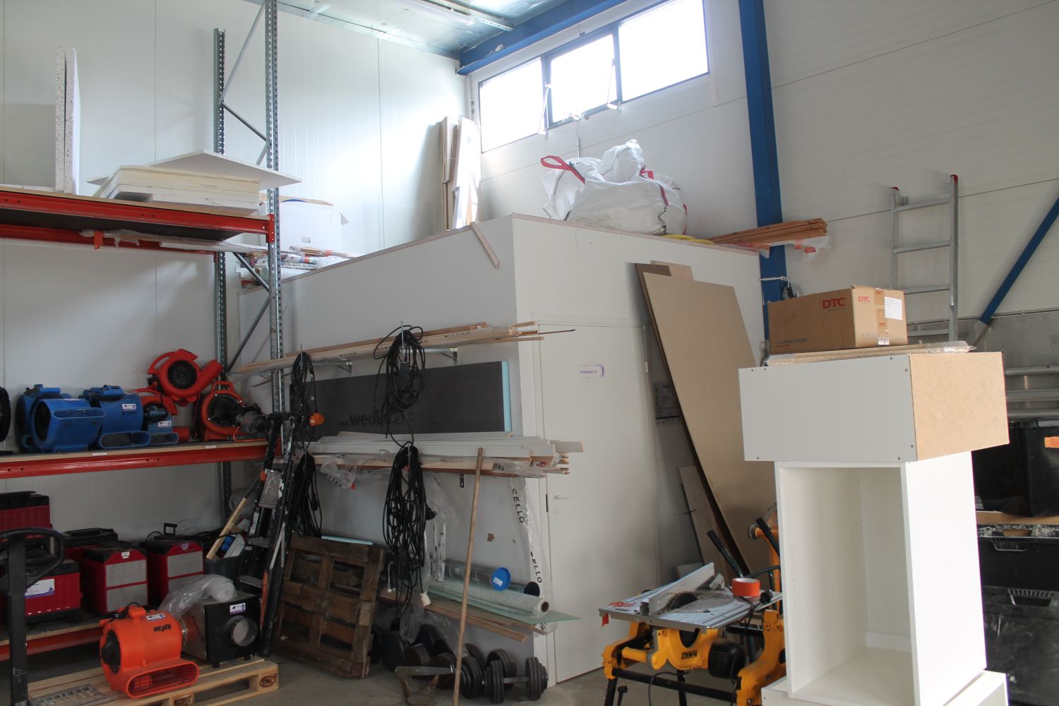 Hallitila, kuvassa erillinen varastohuone